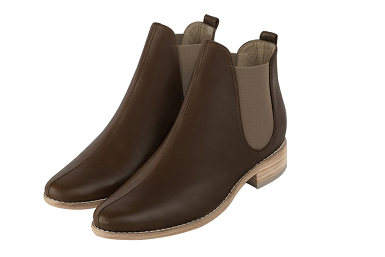 Dark brown women's ankle boots, with elastics. Round toe. Flat leather soles. Front view - Florence KOOIJMAN